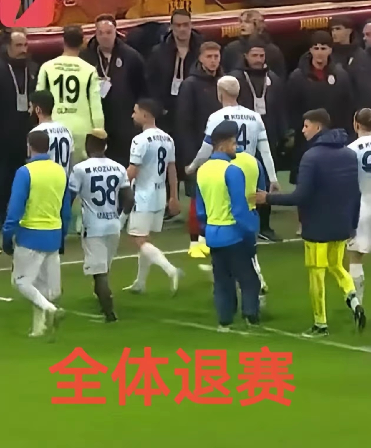 关于教练和裁判在国际足球比赛中显示出高水准的信息