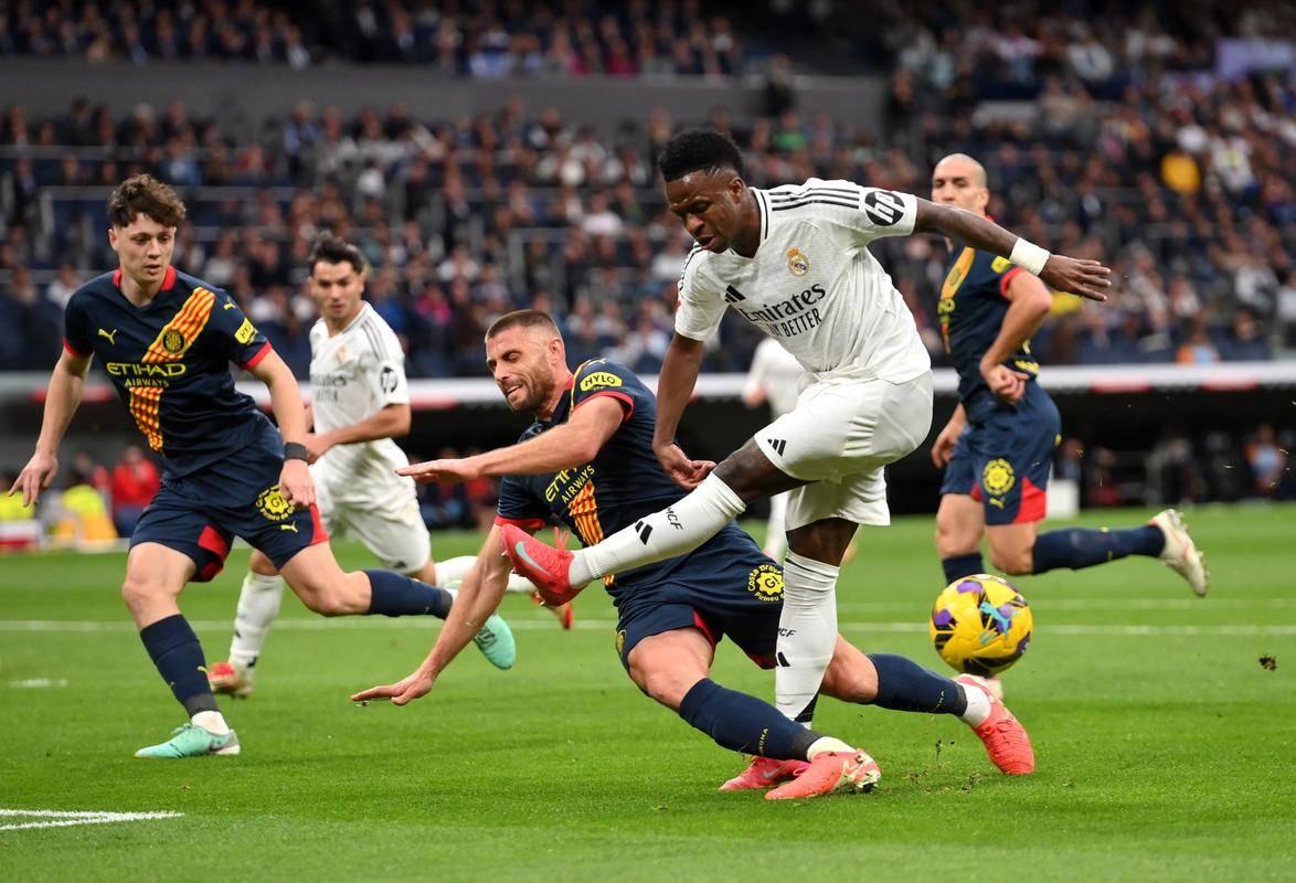 包含皇家马德里客场战胜赫罗纳，继续保持西甲领先位置的词条