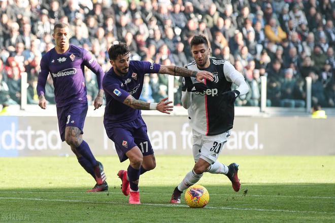 包含AC米兰客场逼平佛罗伦萨，积分差距再度扩大的词条