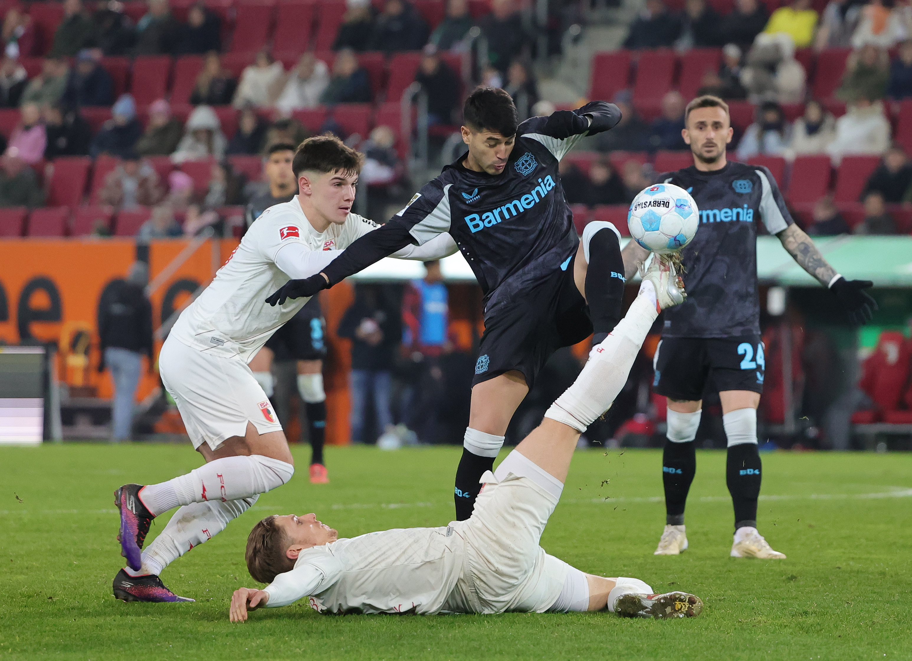 强队对决！实力相当的两支球队激烈比拼