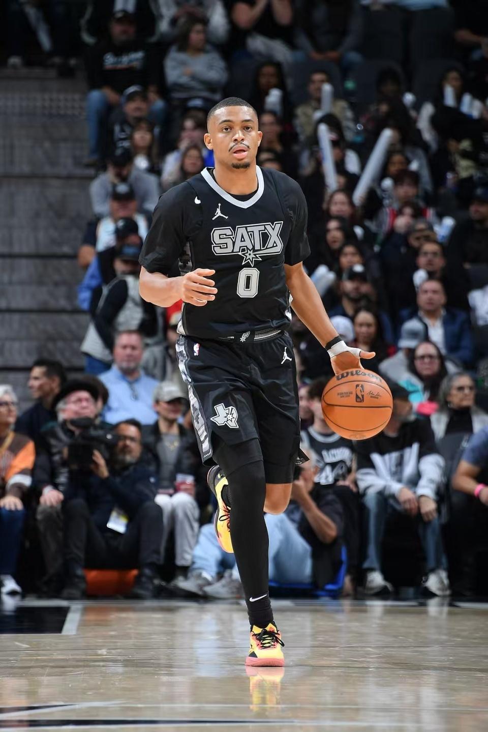 马刺老将发挥稳定，为球队稳住阵脚