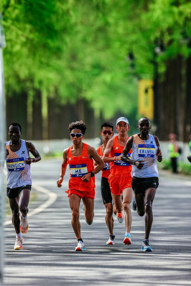 厄立特里亚长跑运动员领跑全程