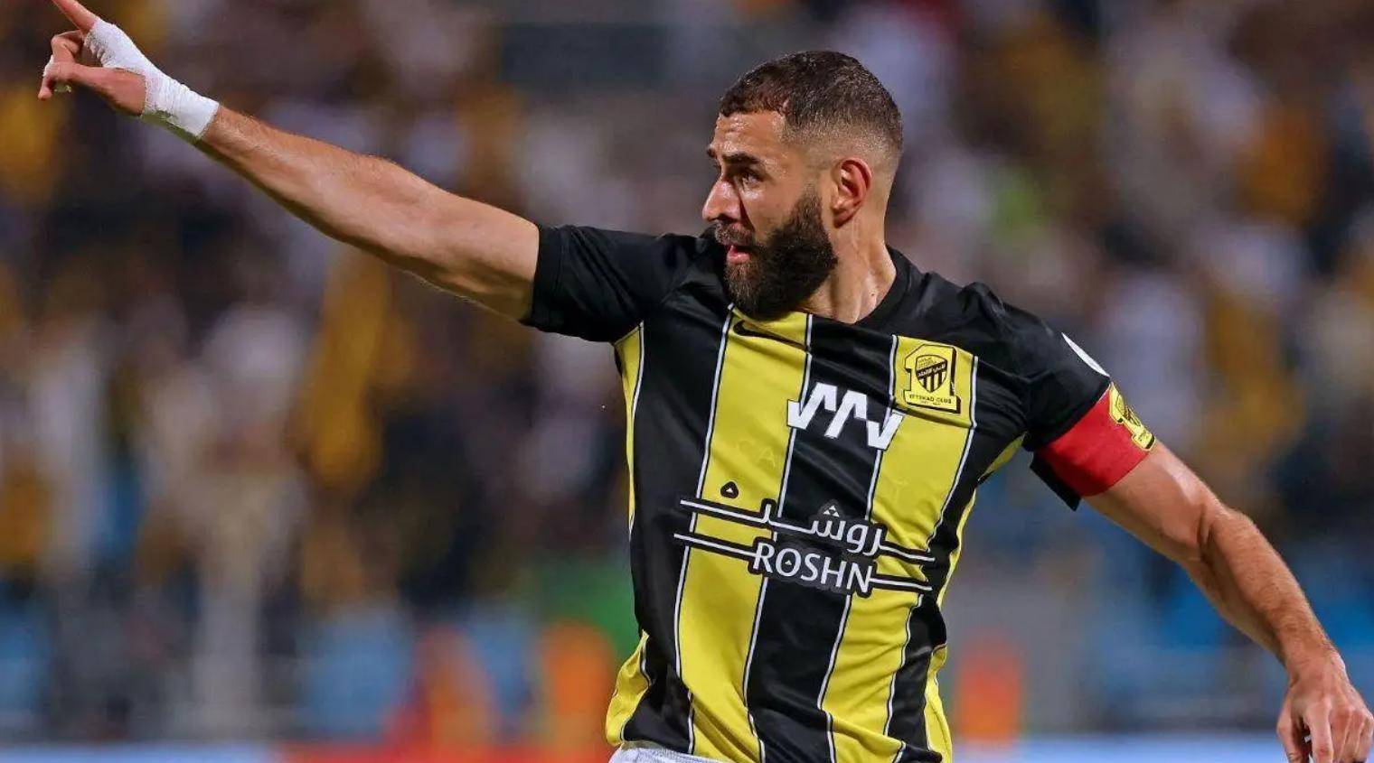 关于本泽马赛前列队欢迎C罗，尊重对手尽显风度！的信息